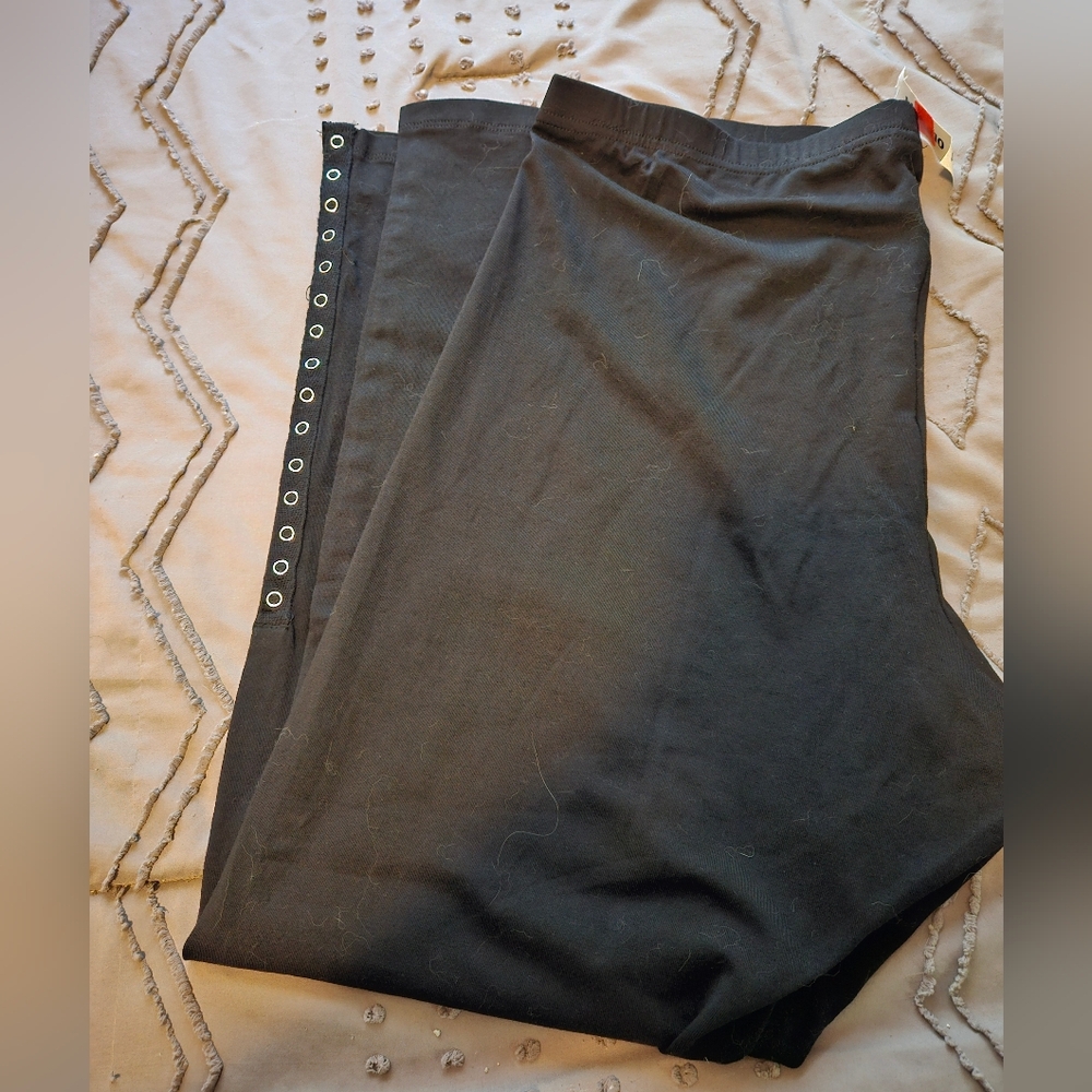 SALE ** BRAND NEW ** OLD NAVY Black Leggings W/ Cute Detail On Leg